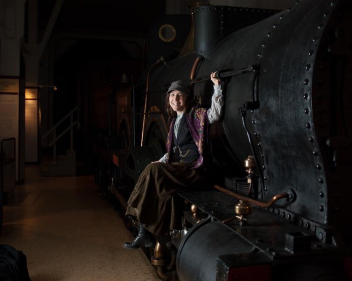 Anna Davour på ett ånglok, Sveriges järnvägsmuseum. Foto: Björn Lindström.