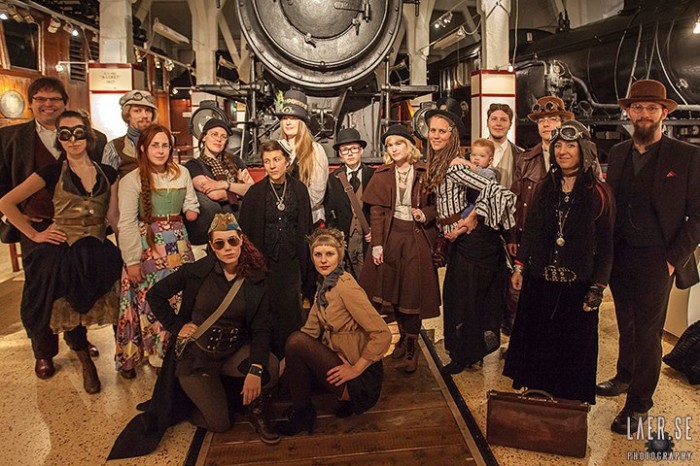En lokal steampunkträff på Sveriges järnvägsmuseum, där Steampunkfestivalen kommer att äga rum. Foto: Erik Larsson.